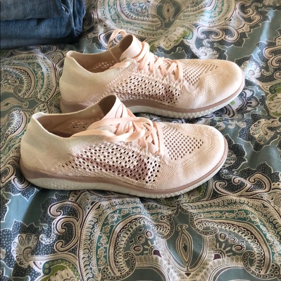 Nike Shoes - Nike Free rn Flyknit